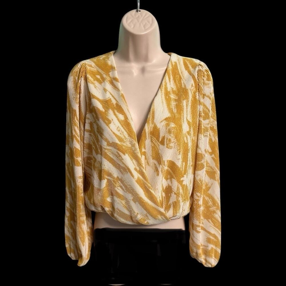 ASTR Golden Mustard Paint Brush Plisse Long Sleeve Surplice Wrap Top XS V-Neck